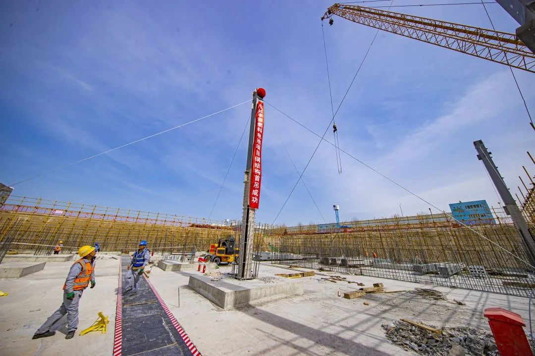 首根鋼柱順利吊裝，北京經(jīng)開區(qū)重大外資項(xiàng)目預(yù)計(jì)年底竣工